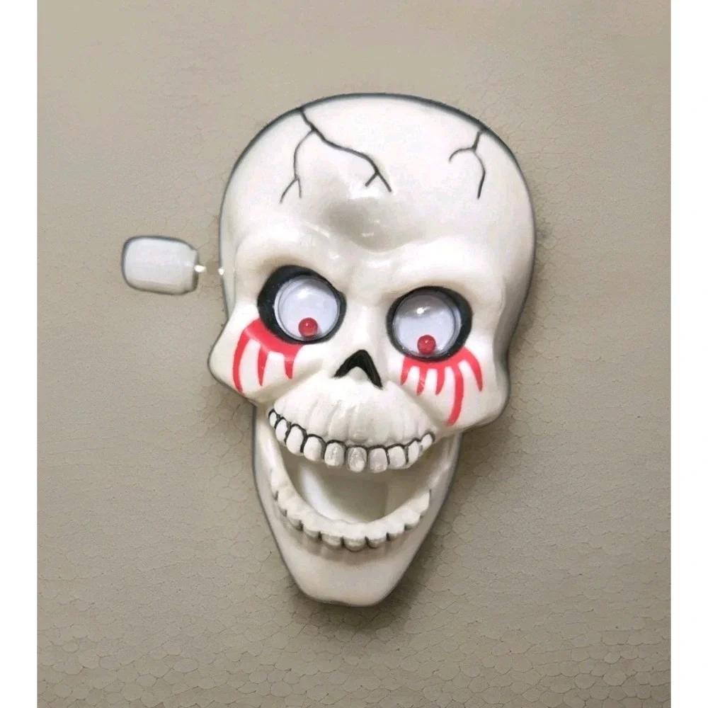 RUSS 80s Bleeding Skull Laughing Pin Halloween Spooky Wind-Up Vtg Works Eye Move